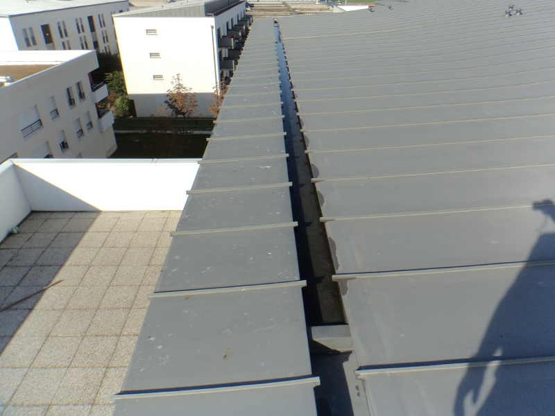 Toiture avec gouttière interne